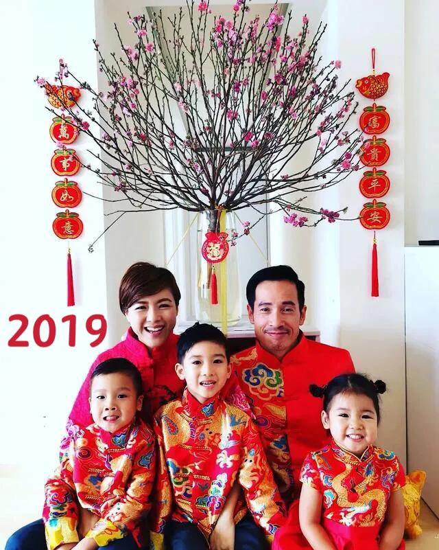 陳茵媺連續4年拍同款新年全家福，一家五口幸福美滿惹人羨