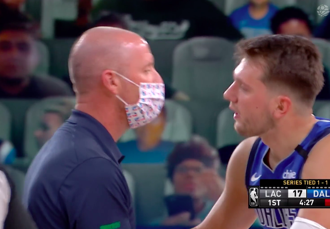 【影片】火藥味十足！東契奇Harrell首節就爆發口角，Porzingis立馬上前勸架！-黑特籃球-NBA新聞影音圖片分享社區