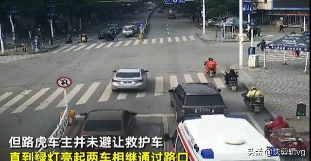 救护车鸣笛救人, 路虎车74秒丝毫未动, 车主: 换你
