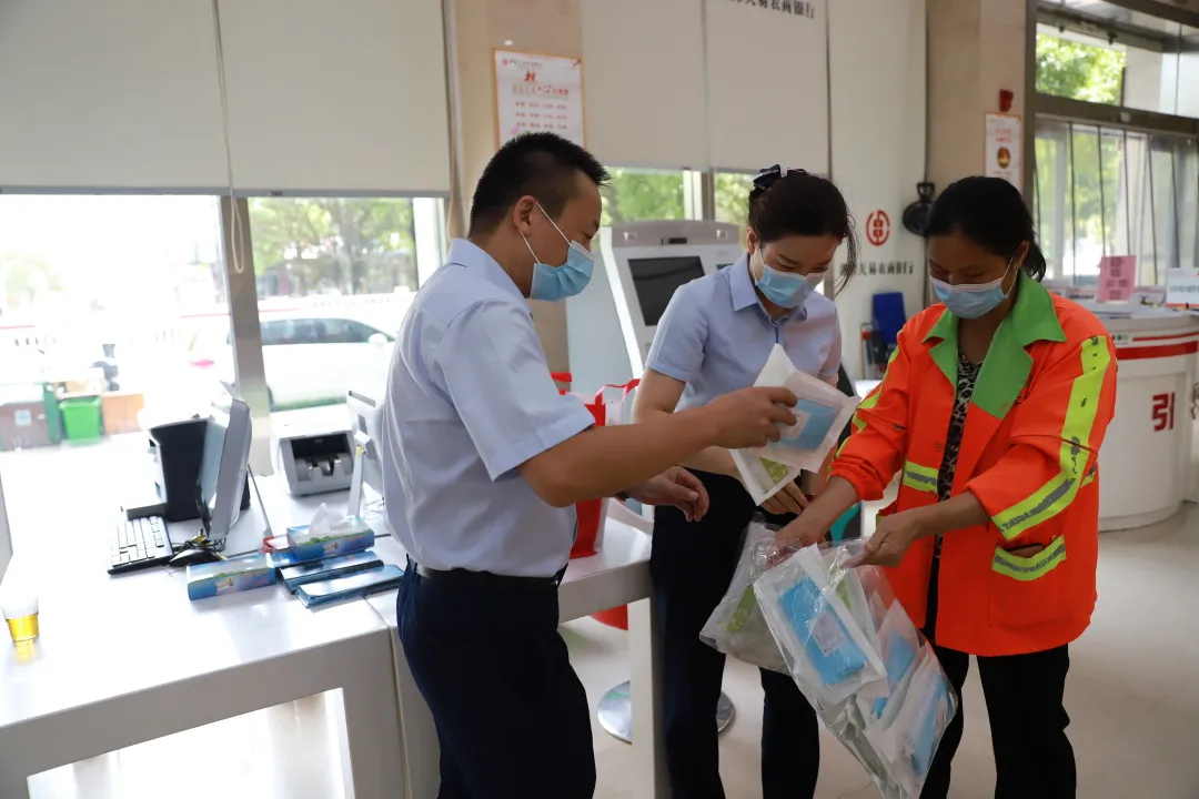 履温暖之约 筑防控之墙——湘潭天易农商银行防疫服务两不误