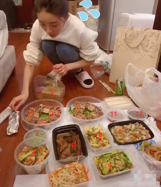 张月晒日常饮食太奢侈？满地饭菜足足13大盘，一顿顶普通人四顿
