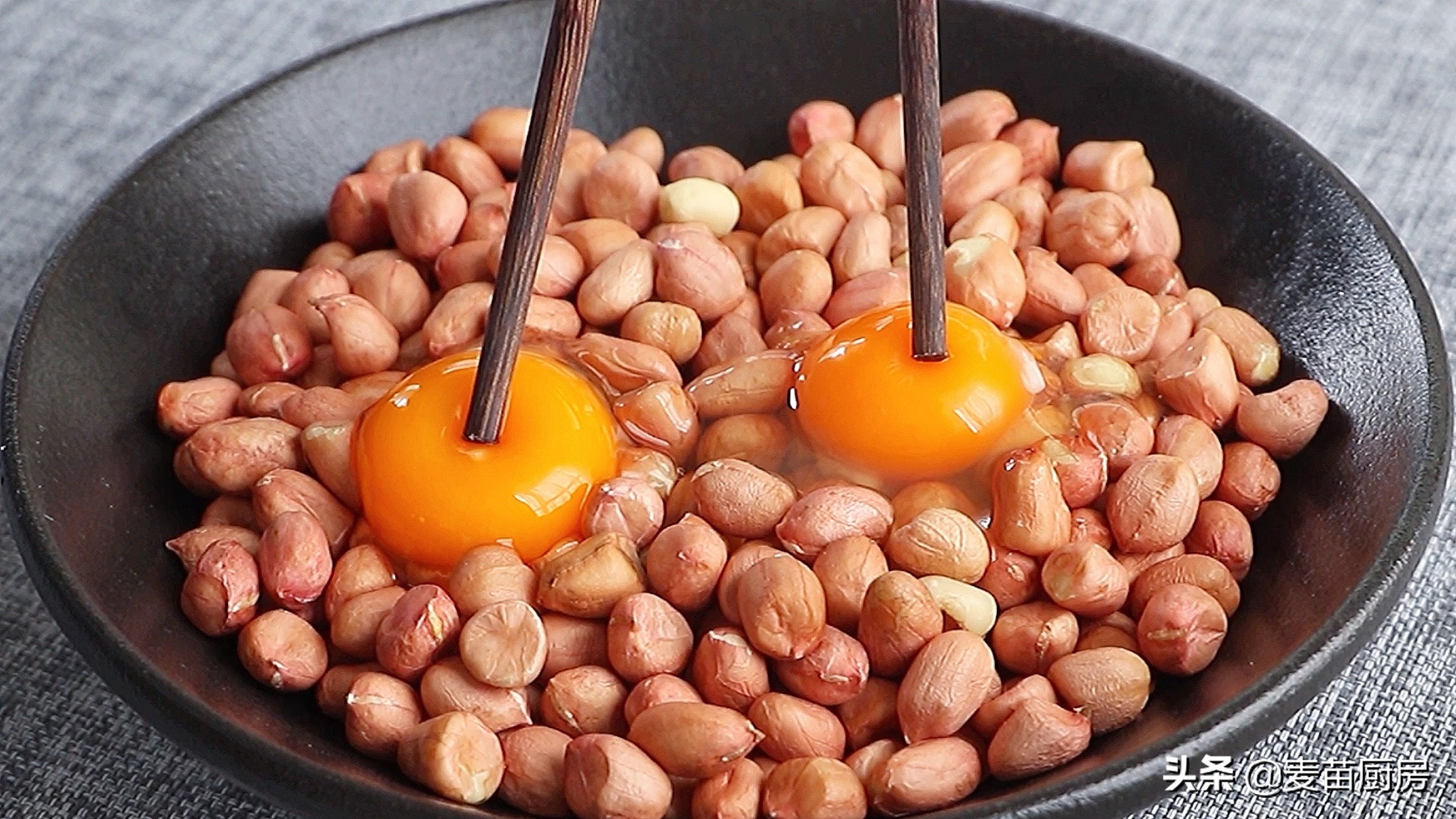 年夜飯花生好吃做法，加2雞蛋，老吃法教會你，吃一次就念念不忘