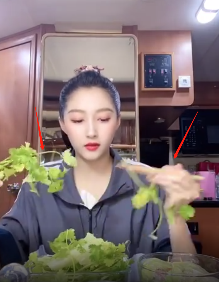 男粉送一大捧香菜，关晓彤开心接受，称愿意做“香菜格格”