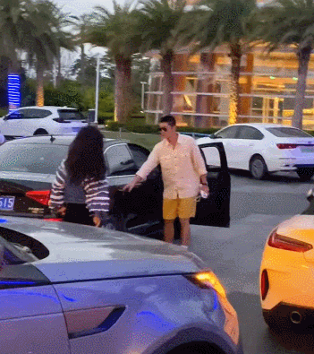 杜江一家游玩被偶遇，霍思燕手牵神秘小女孩，嗯哼抱玩具不撒手