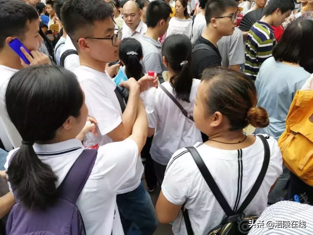 直击涪陵高考最后一科现场,当年你们考完,走出考场是什么感觉?