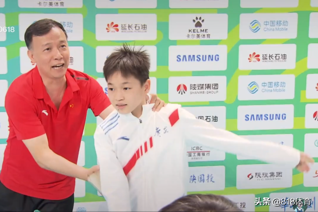 慈父！全红婵央视采访何威仪全程陪伴，送记者小红签名照为她铺路