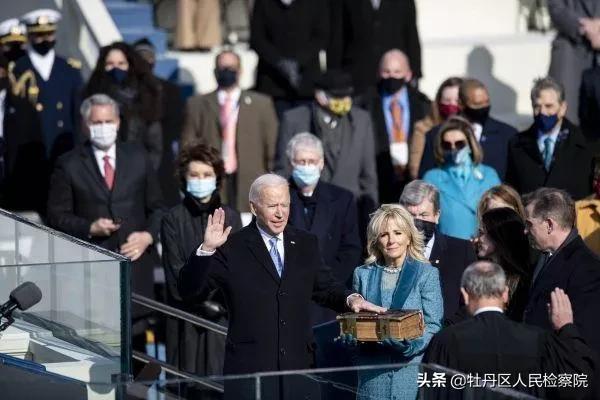 零下20℃，68岁普京光身跃入冰窟，向世界传达了什么信号？