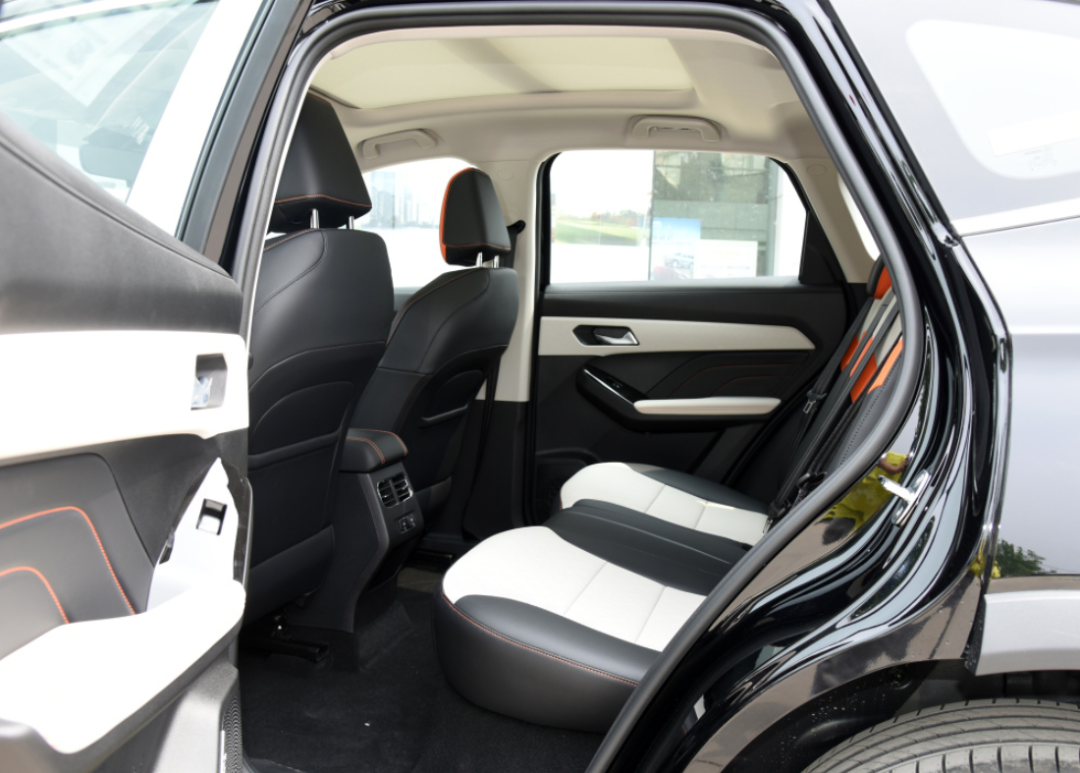 10万级居家运动紧凑SUV推荐!选吉利帝豪S还是哈弗赤兔？