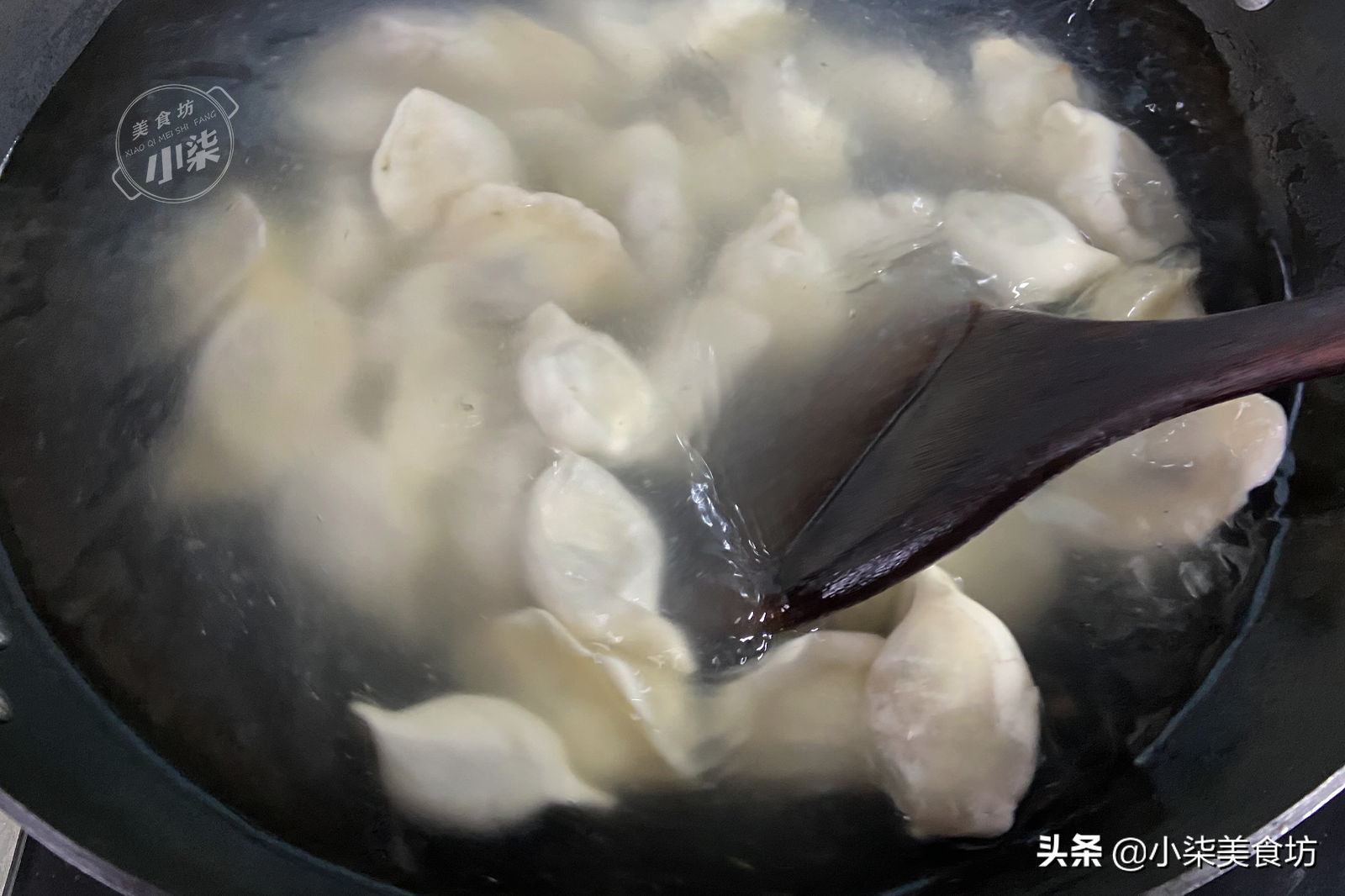 煮速凍餃子，用冷水和開水都不對，教你一招，餃子不破皮不露餡