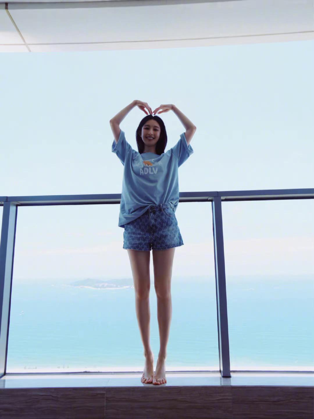 张俪度假私服上线,t恤配短裤光着脚妥妥的少女范儿,腿又长又直