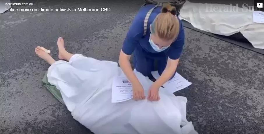 澳洲CBD街上突然出现大量“尸体”，堵在路中间堵死交通