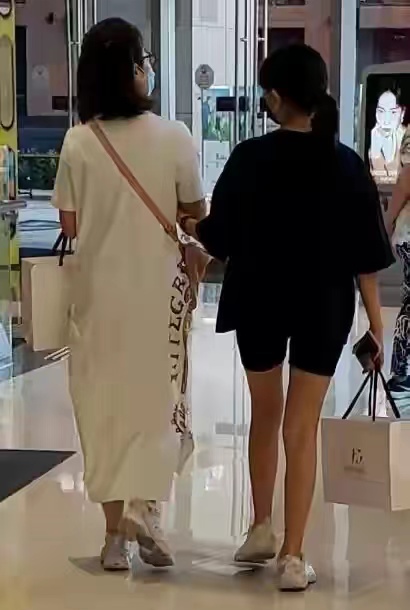 张家辉和妻女出门暴露家庭地位，57岁关咏荷和15岁女儿似姐妹花