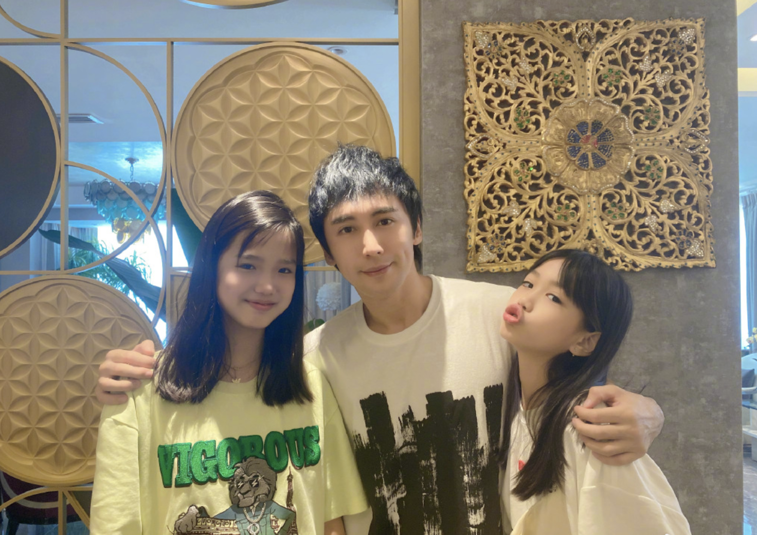 钟丽缇携女儿拍写真，姐妹俩越来越像双胞胎，母女三人似闺蜜