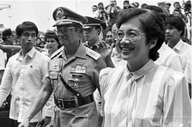 菲律宾首位华人女总统：上台后赶走美军，带着女儿来中国寻根