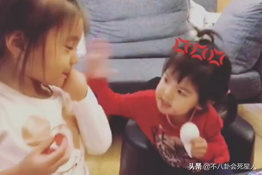 波妞成最严肃星二代，拍照不笑还爱皱眉头，才两岁就能打哭咘咘