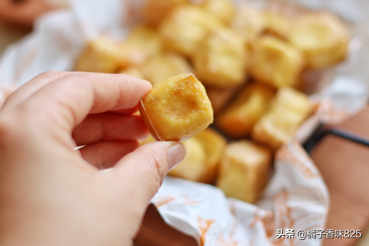 麻婆豆腐靠边站，豆腐新做法，外皮酥脆里面软嫩，蘸上料汁巨好吃