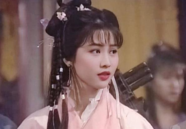 女星年轻时有多美？本以为蔡少芬够惊艳了，看到袁泉：一眼万年