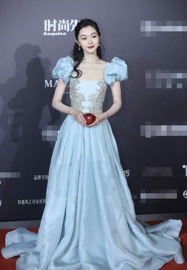 万茜回应“赖红毯”、 蹭座疑云解开了，但女星红毯大戏永不停息