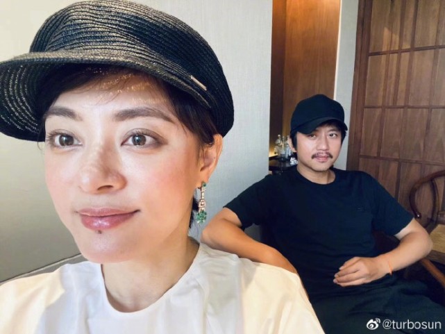 邓超在线追星，晒与杨紫合照调侃从小看杨紫戏长大，网友：屁