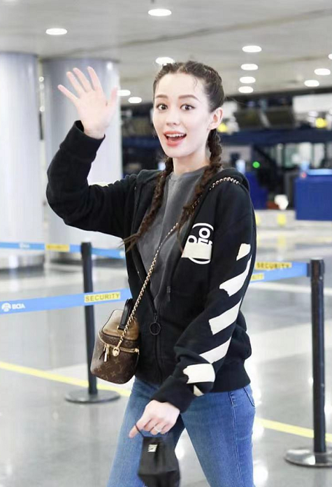 吉娜曬郎朗視角照，喝奶茶開心如小女生，產後仨月身材恢復到巔峰