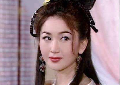 “不老女神”温碧霞新剧曝光，太妃一角引争议