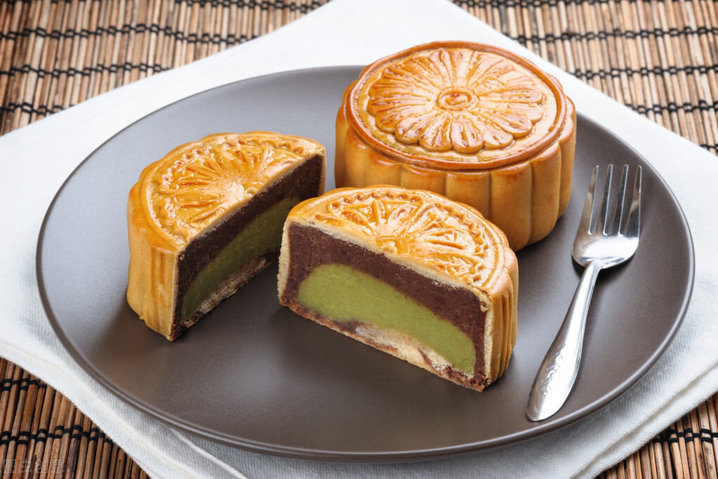 Eating moon cakes like this makes it easy to spend the Mid-Autumn ...