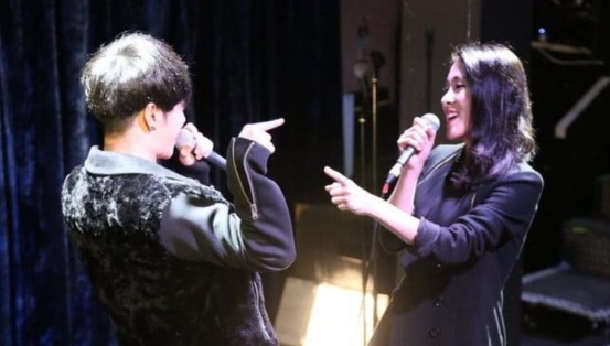 華晨宇張碧晨抱娃照曝光，女兒乖巧窩爸爸懷裡，張碧晨緊貼父女倆