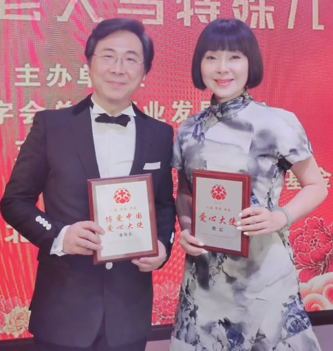 52岁歌手陈红商演捞金，小腿粗壮略发福，被指凭