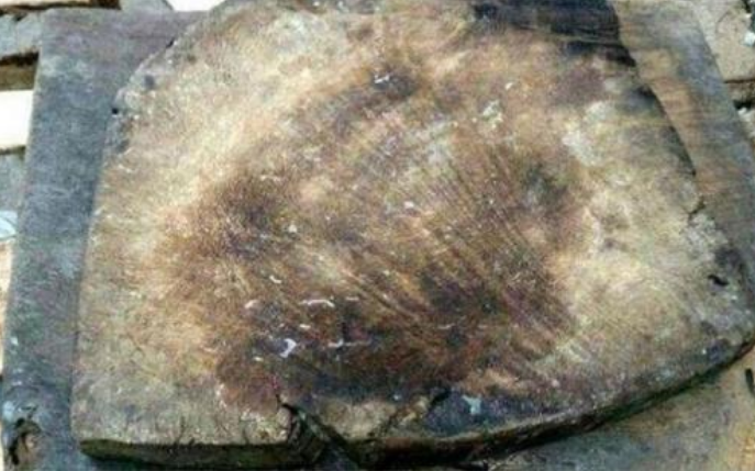 四川小伙在家找出一旧菜板，上百年未开裂，专