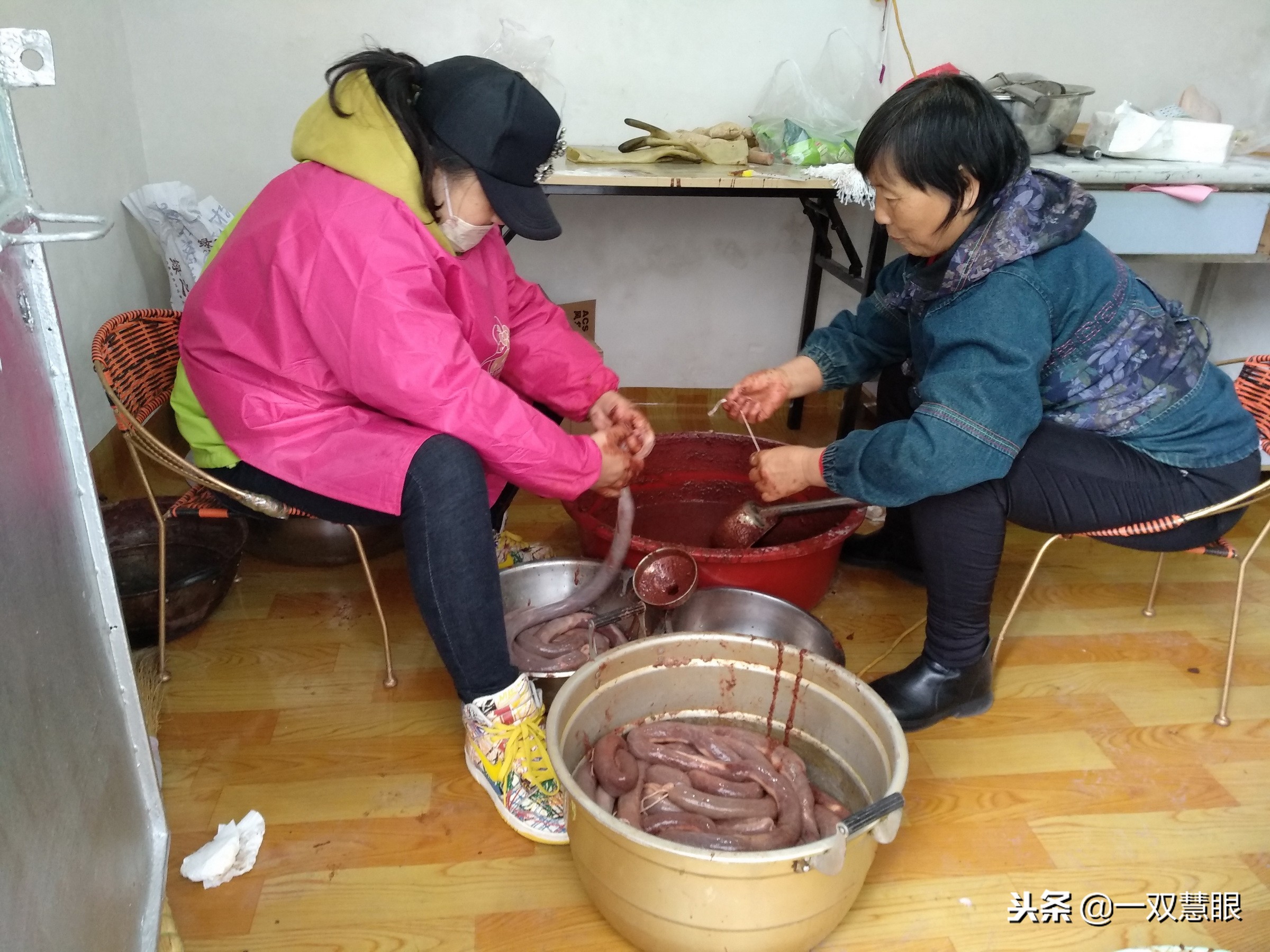 猪血肠杀猪菜那是北方人的最爱，杀猪菜猪血肠的制作过程很复杂的