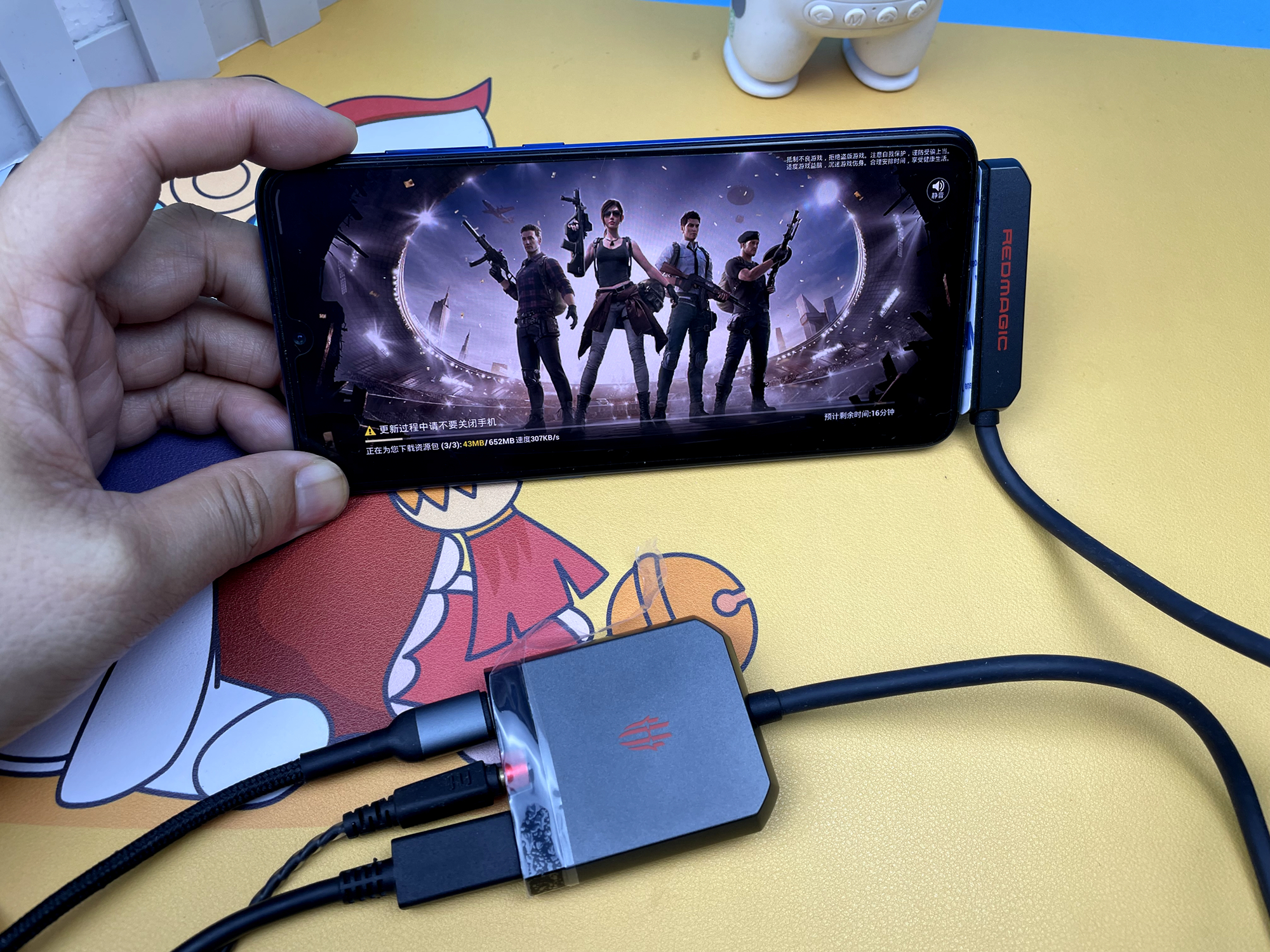 充电、投屏、听声三不误，红魔手游拓展坞