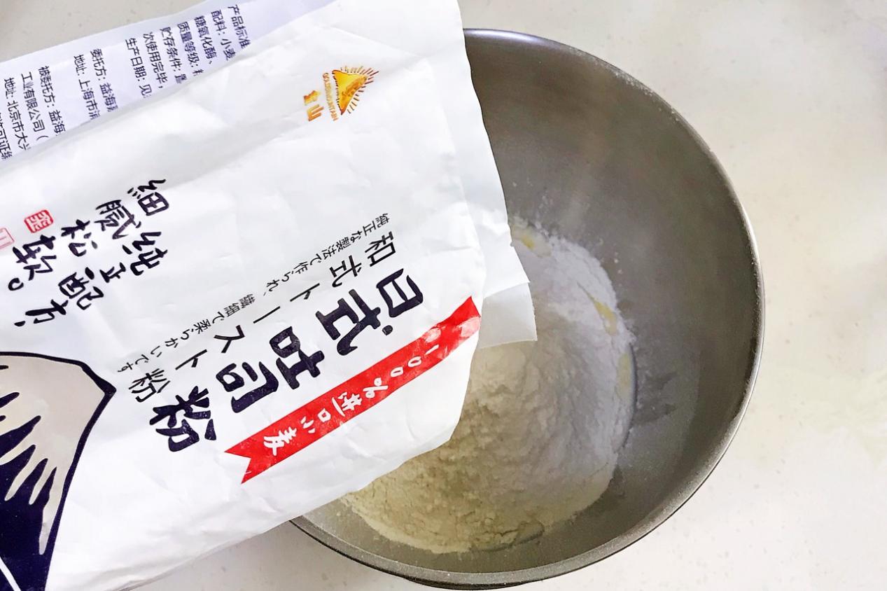 自制奶香面包，做法不难，香甜松软，比买的还好吃