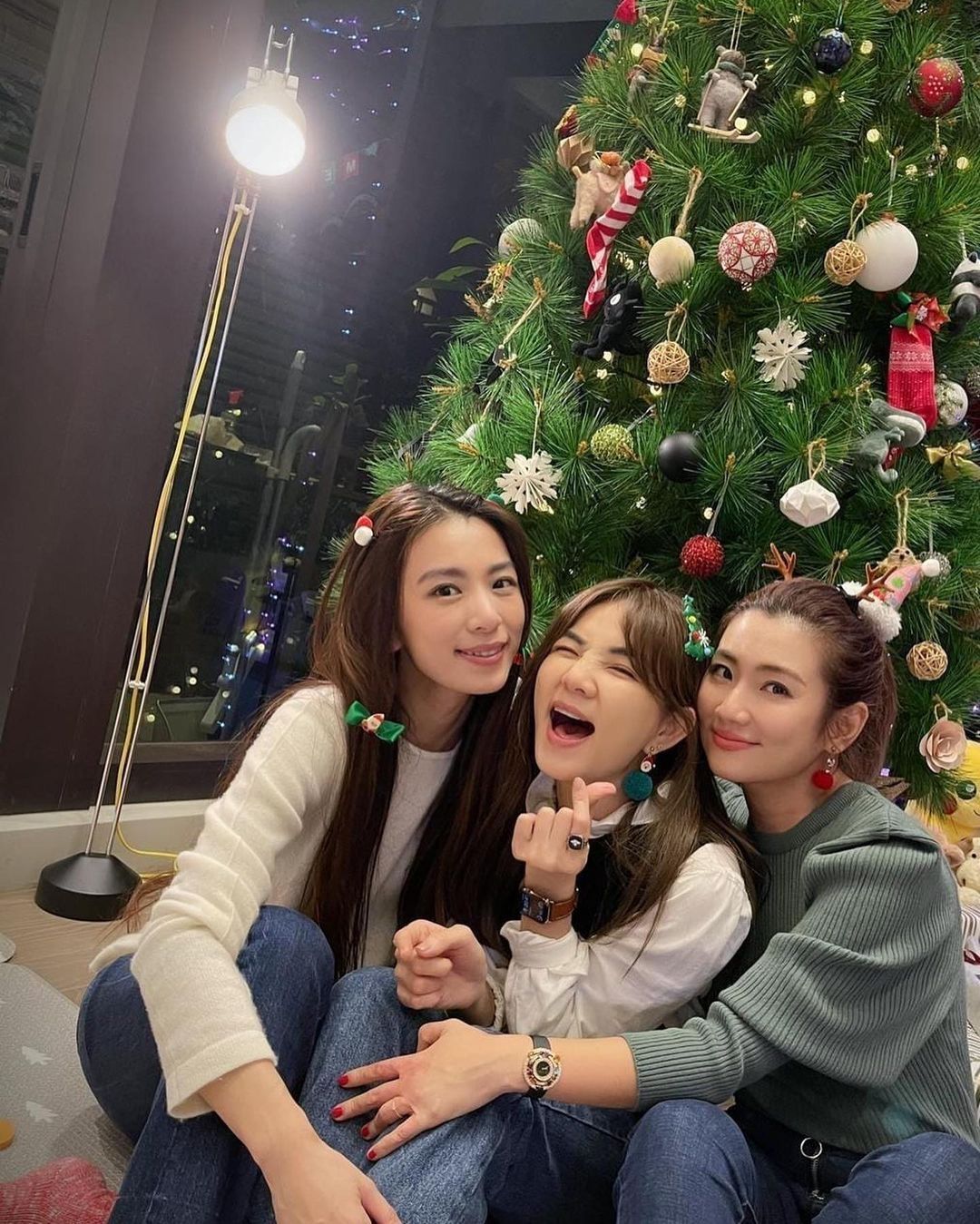 Ella與臉圓兒子看電視狗狗搶鏡，豪宅窗外景觀像城中村接地氣