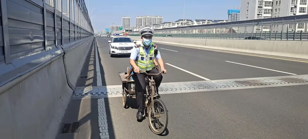 临沂交警高架桥上蹬三轮？知道真相的网友大赞
