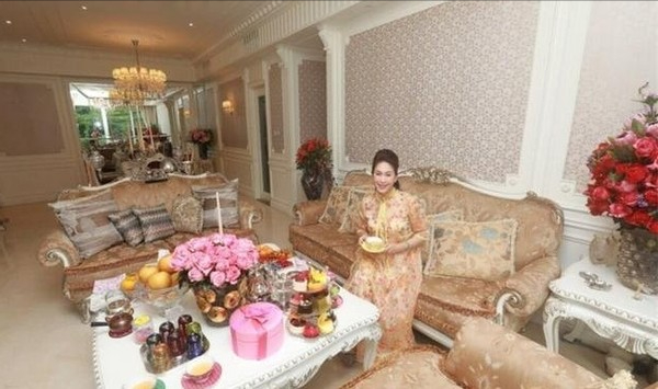 鬼后王玉环曝近照，身形臃肿打扮贵气逼人，6