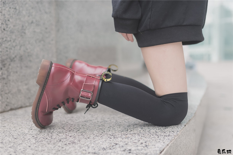 【福利姬】让人喜欢的黑丝及膝袜小细腿！太美了（48P）