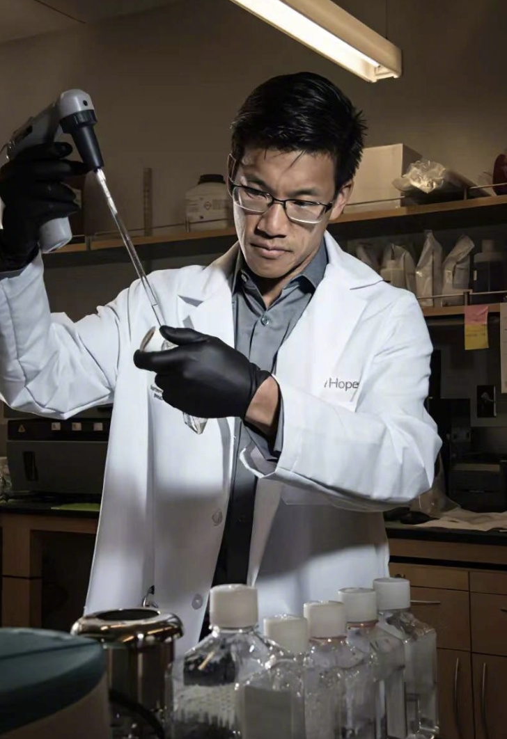 王力宏罕見曬大哥，王力德穿白大褂做科研，研究血癌學歷全家最高