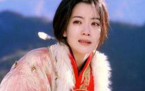 金喜善状态似冻龄少女,皮肤白皙美貌动人,曾