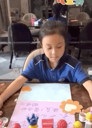 李小璐深夜为女儿准备六一礼物，甜馨穿校服可爱出镜，贾乃亮缺席