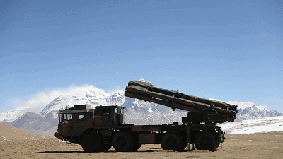 央视披露03式“远火”超高自动化水平：两人就可完成装弹射击