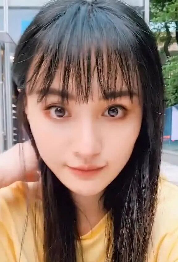 太接地气！郑爽穿人字拖坐街边自拍，毫无偶像包袱