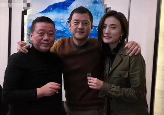 49岁李亚鹏与超模女友秀恩爱，不惧19岁年龄差，亲密像连体婴
