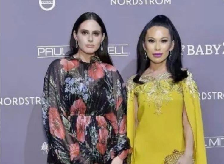 Wendi Deng changed her hair style as if she had a facelift. Why did she