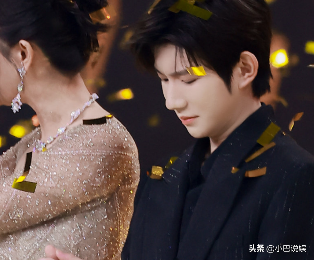 源杨|唐嫣倪妮王源杨幂杨紫同框氛围感太棒了！王源像名利场中的贵公子