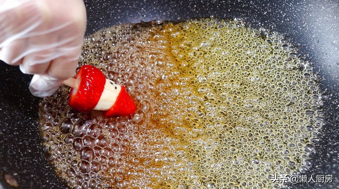 做糖葫蘆時，注意2點，做出來的糖葫蘆不黏牙，不粘手，不反沙