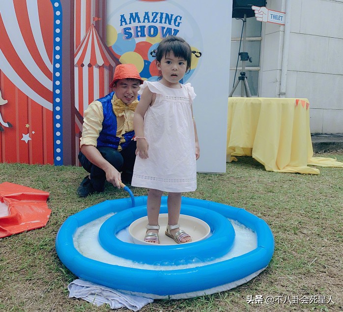 波妞成最严肃星二代，拍照不笑还爱皱眉头，才两岁就能打哭咘咘