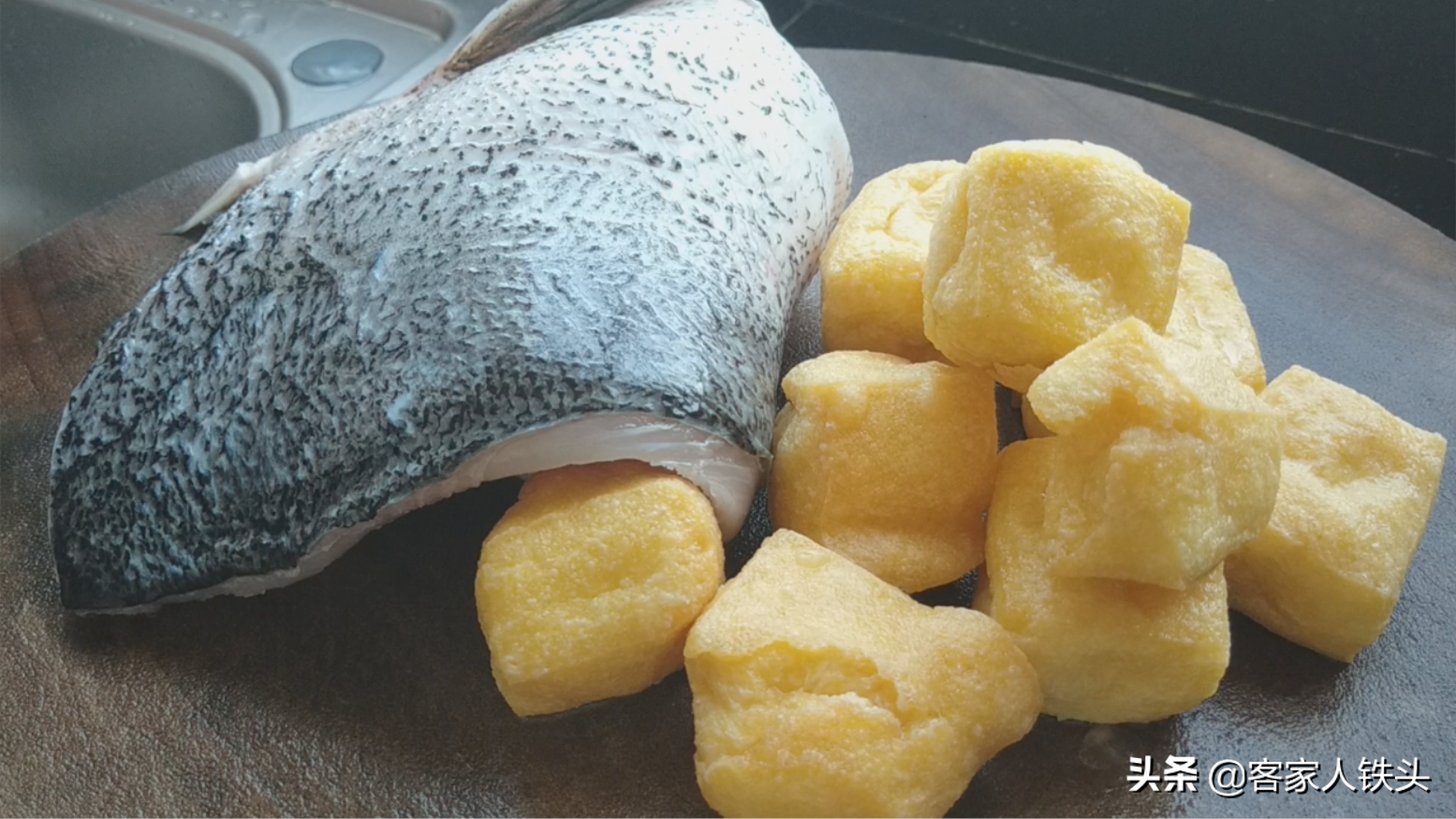 油豆腐加1块鱼腩，教你一个懒人又好吃做法，嫩滑味美没一点腥味