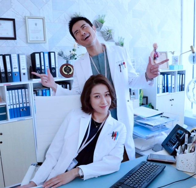 钟嘉欣罕有晒全家福，大13岁丈夫换新发型，夫妻俩终于不像父女