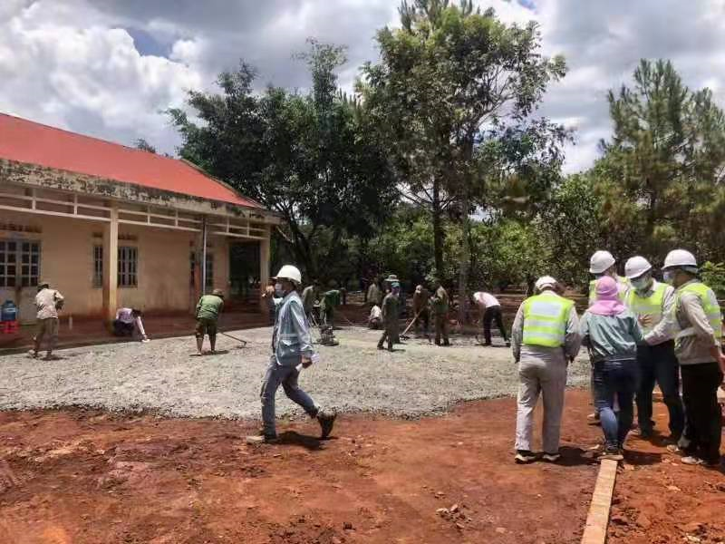 中国能建安徽电建二公司越南项目部爱心捐赠当地小学