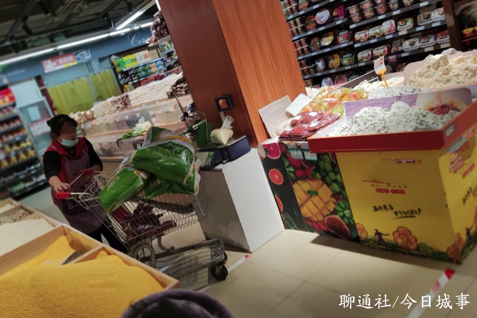 山东茌平大型超市在售八宝粥小活虫乱爬，幼儿发现后欢呼大叫起来